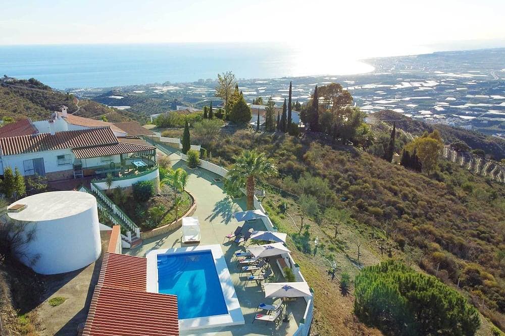 Luxury Villa with Jacuzzi, Pool and Stunning Views 1