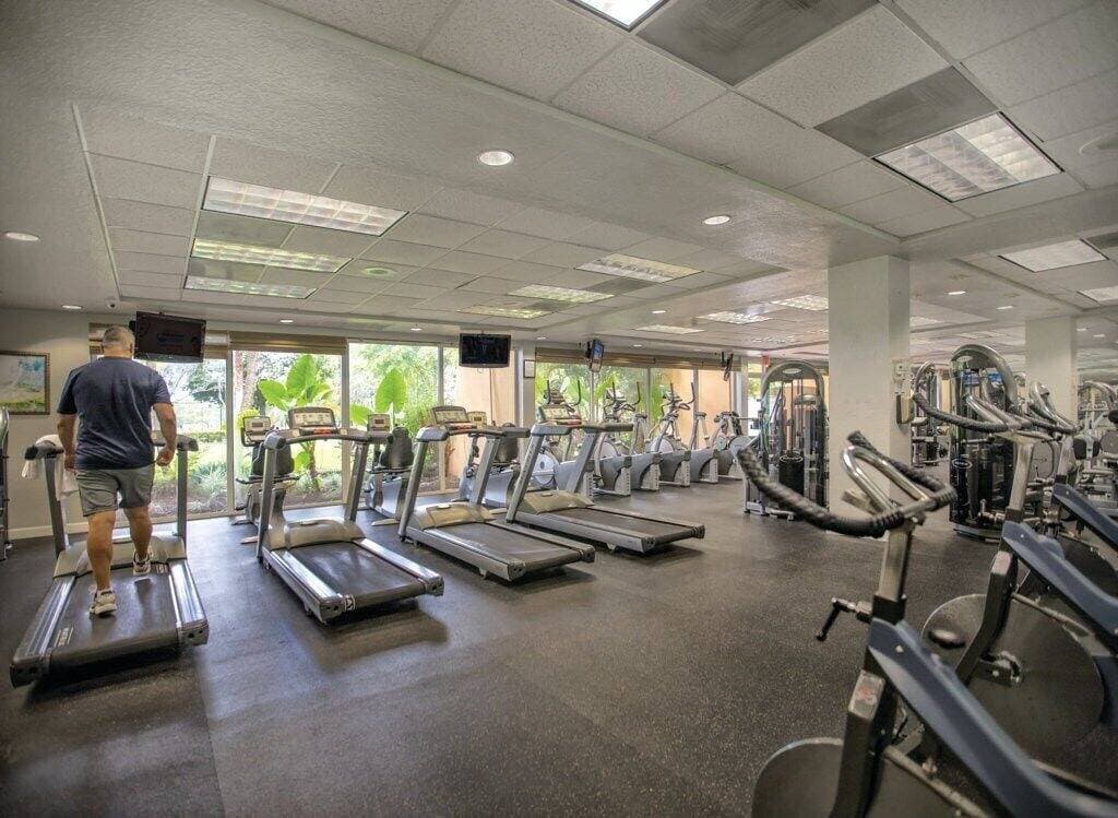 Foto 12 von 50: Pompano Beach | Couples Golf Getaway | Pool + Golf