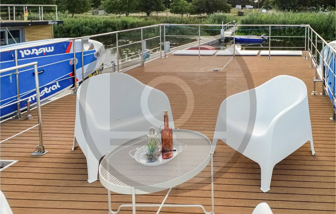 Foto 12 von 25: Waterfront Retreat: Neuruppin House Boat