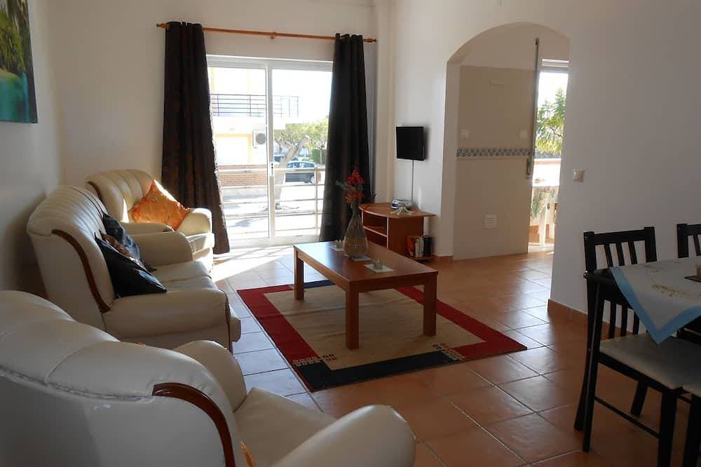 Foto 9 von 21: Geräumige 2 Schlafzimmer Apt mit Air - Con, Swimmingpool, sehr nahe am Strand.