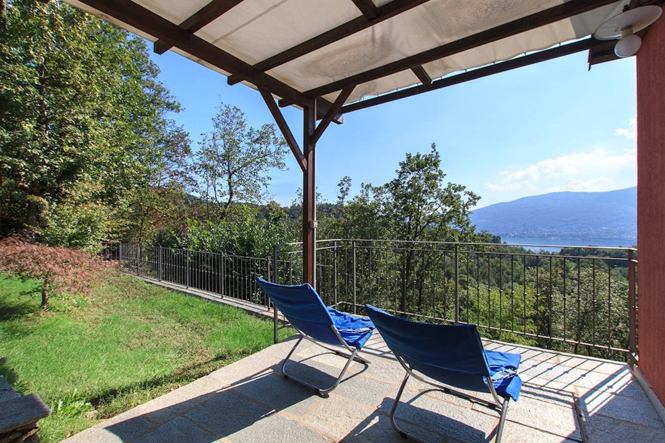 Hanglage mit Blick auf den Lago Maggiore 1