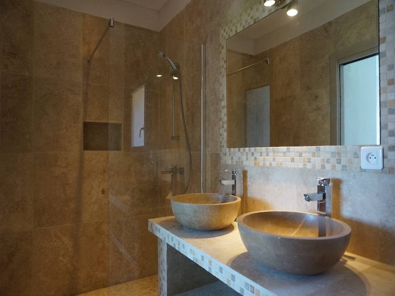 Foto 7 von 12: Moderne Familienvilla mit Pool