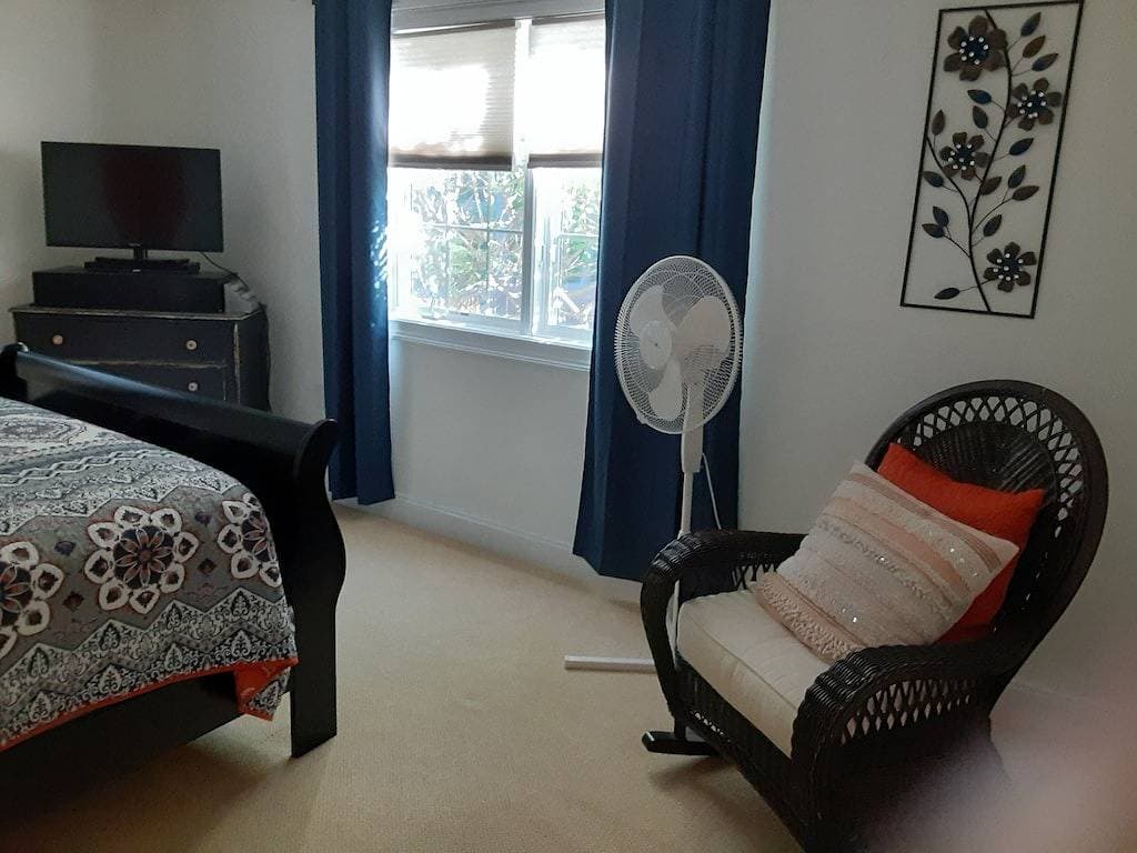 Foto 6 von 38: Relaxing, Fun, Comfortable Home on 50 ft. Flat Waterfront. 25 steps to the lake!