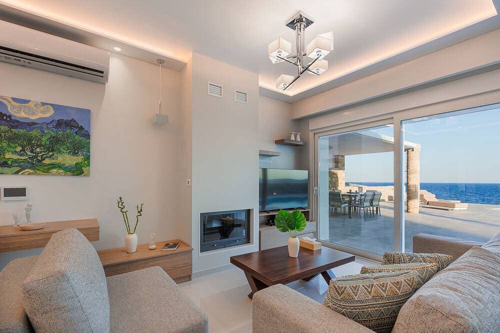 Foto 7 von 30: Seafront brand new luxury villa, heating pool -ideal for families, free transfer
