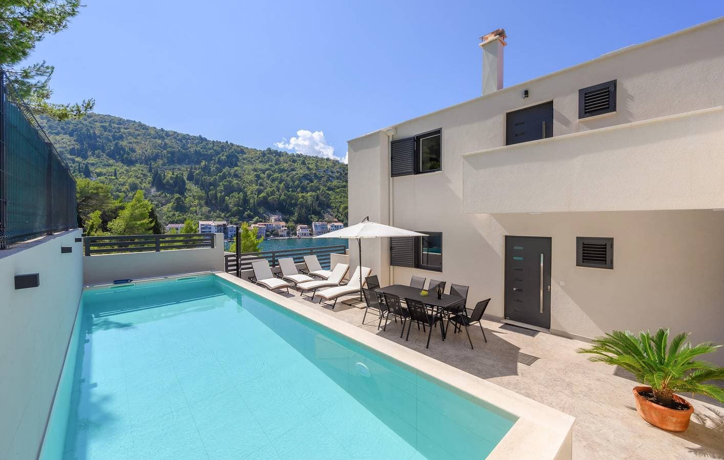 Foto 11 von 53: Schick, 2,5 km vom Strand entfernt: Gemütliche Ferienwohnung mit Pool und Terrasse