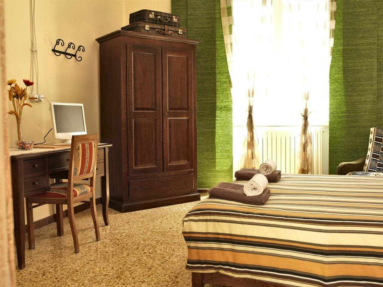 Foto 4 von 23: Double or Twin Room with Shared Bathroom