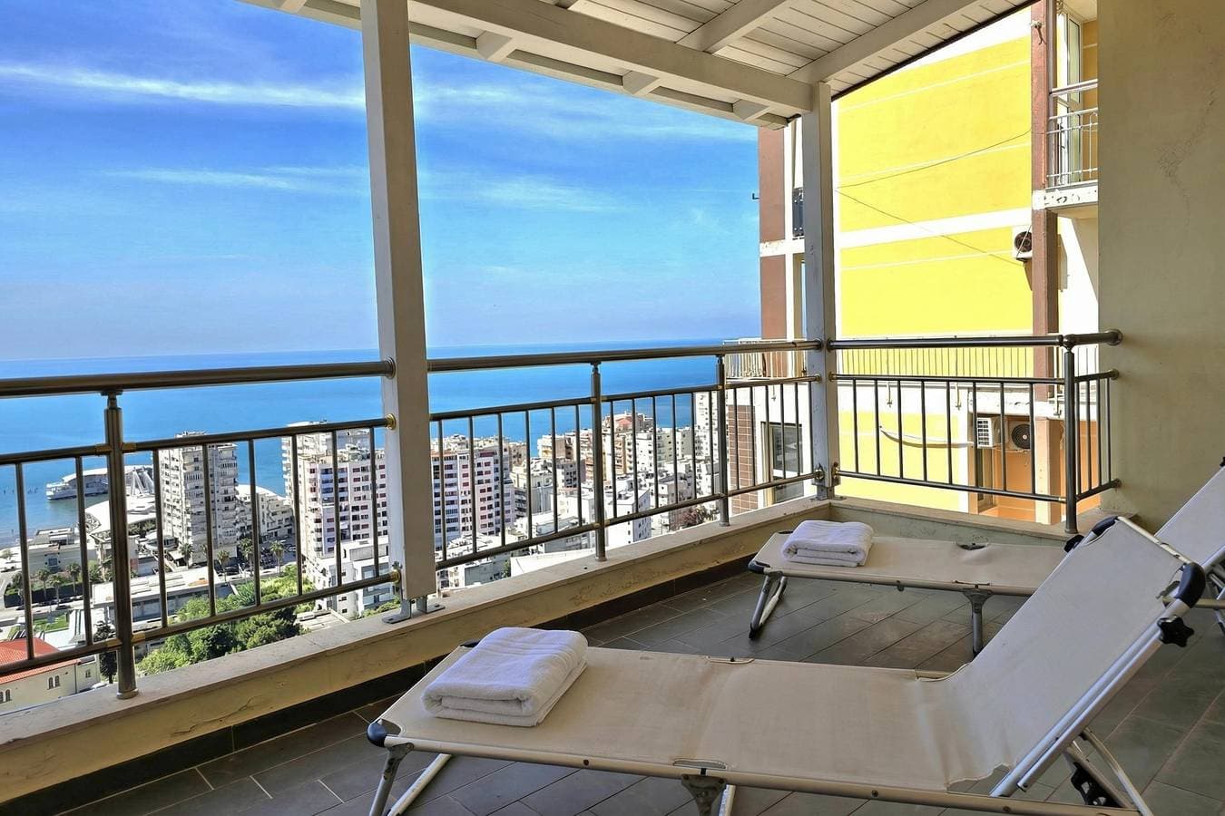 Foto 3 von 26: Hill Apartment with Sea View in Durres
