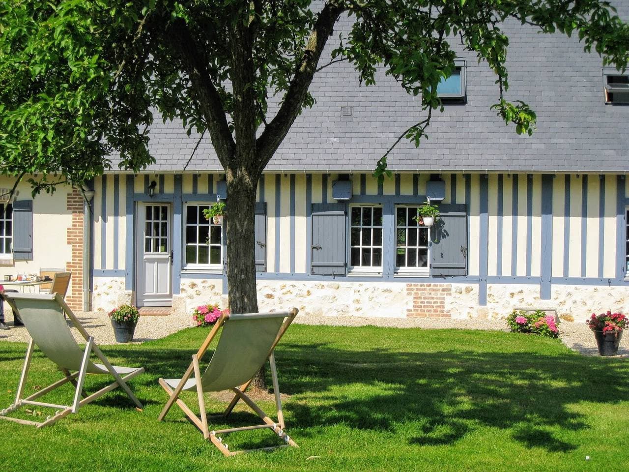 Foto 11 von 16: Gästezimmer „Les Arums“ mit gemeinsamer Terrasse, Garten und WLAN