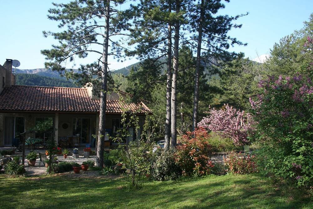 Foto 13 von 30: Les Rochers - Spacious woodland gite with heated pool