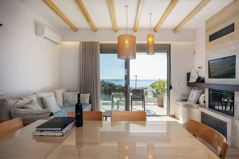 Foto 11 von 30: Villa Theano mit Meerblick, Salzwasser beheiztem Pool und Strand zu Fuß erreichbar