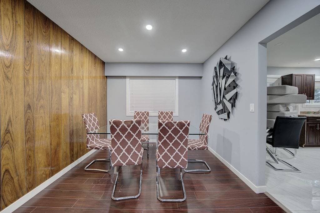 Foto 4 von 29: Cheerful 3 bdrm home w/ Parking and large backyard