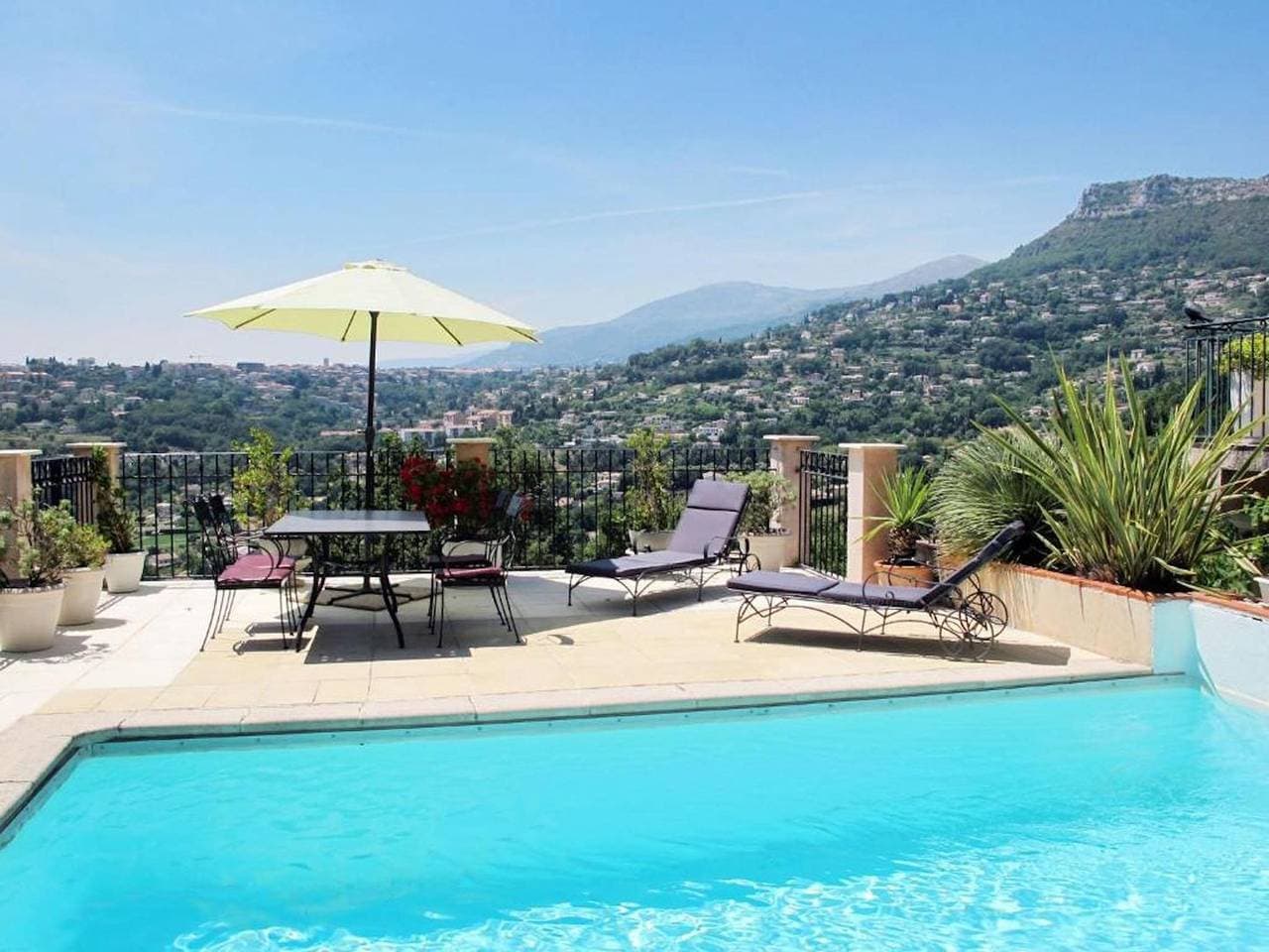 Romantische Ferienvilla mit Pool in traumhafter Panoramalage 1