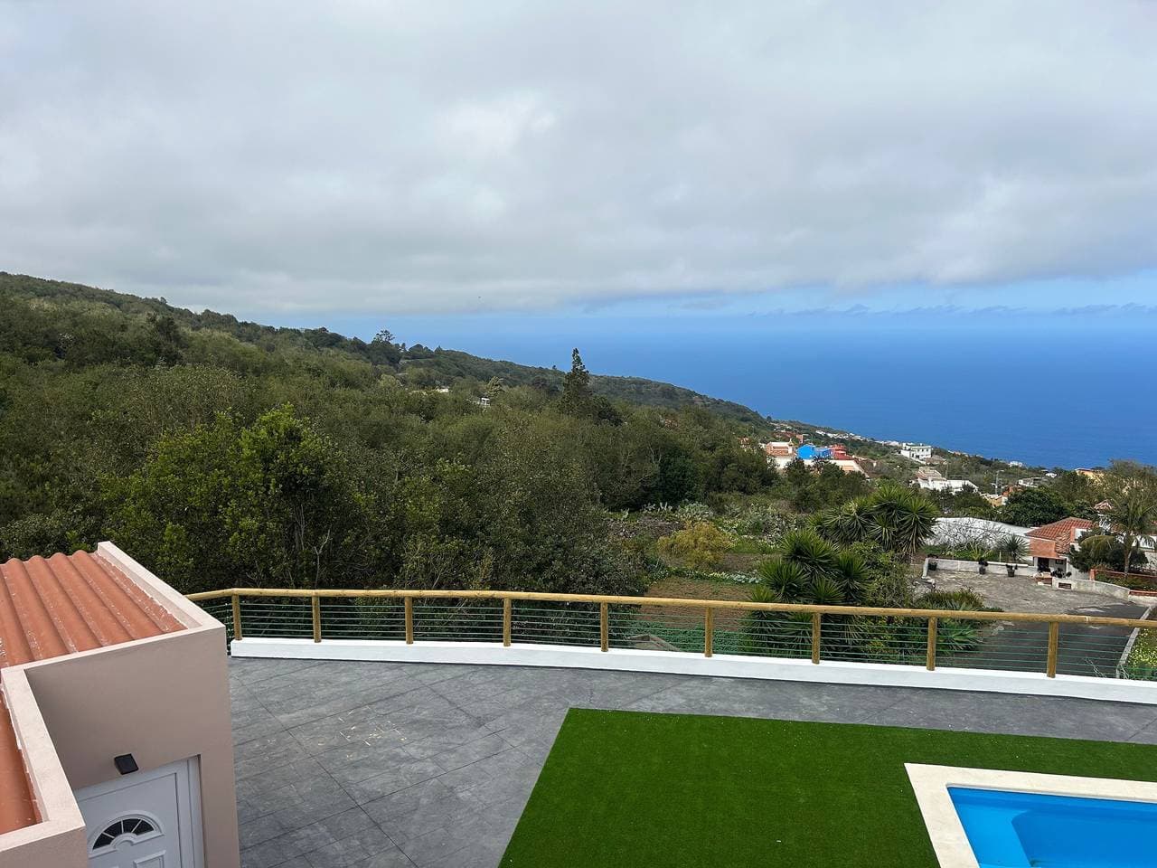 Foto 12 von 31: Ferienwohnung 'Traum mit Waldblick' mit Meerblick, Gemeinschaftspool und Wi-Fi