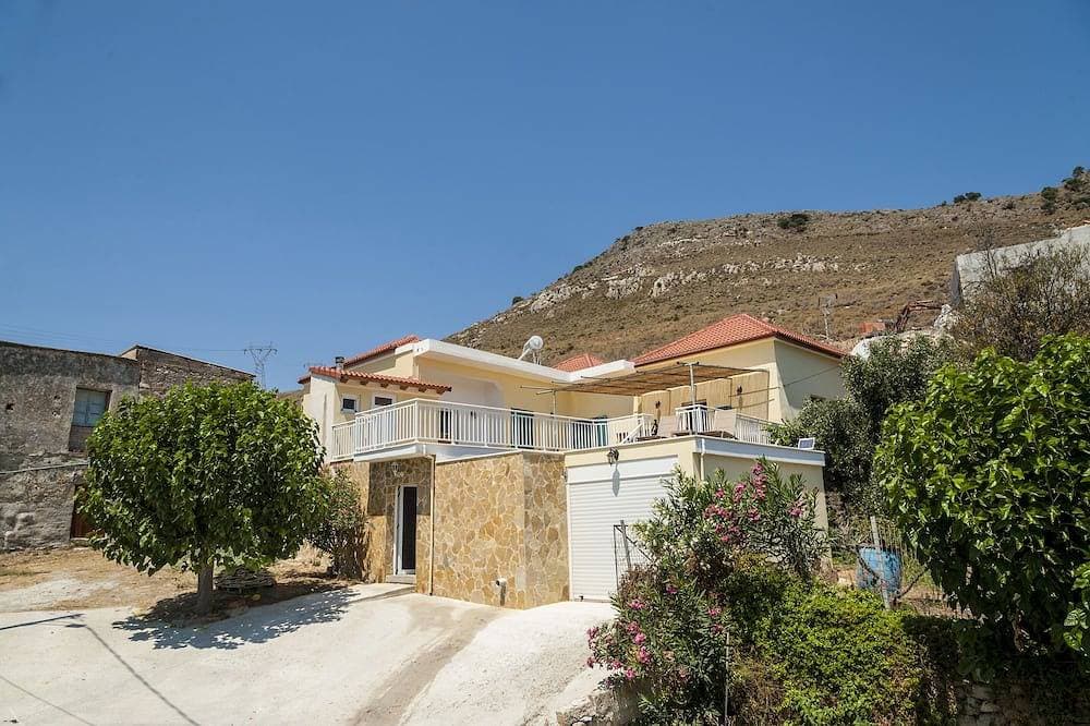 Schönes freistehendes Haus in den Bergen in Astrikas 1