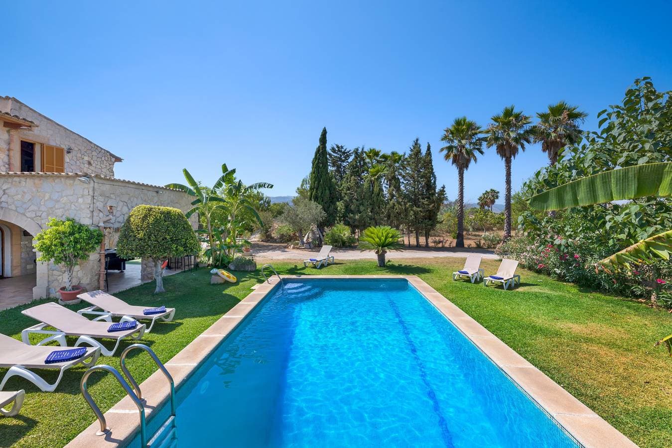 Foto 2 von 25: Haustierfreundliche Villa Cala Veritat mit Bergblick, Pool, A/C, WLAN, Garten, Terrasse und Balkon