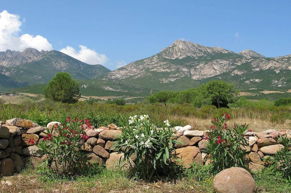 Foto 7 von 17: Förderung! Eine charmante Villa mit einem schönen Garten und Blick auf die Berge