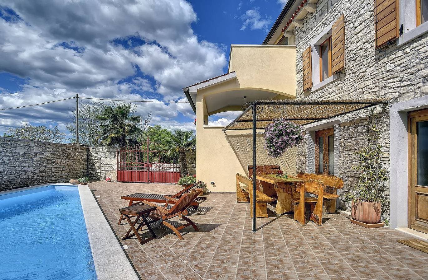 Foto 2 von 25: Steinvilla mit privatem beheiztem Pool, Klimaanlage, WLAN, BBQ und das inmitten grüner Natur