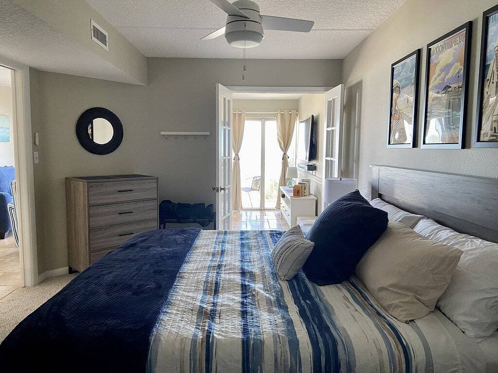 Foto 8 von 43: Cozy & Cheerful Oceanfront 2-bedroom condo w/ pool