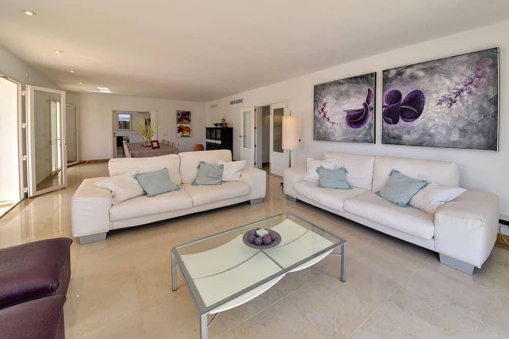 Foto 10 von 30: Villa mit direktem Strandzugang zu einer sandigen Bucht in Cala D'or Zentrum