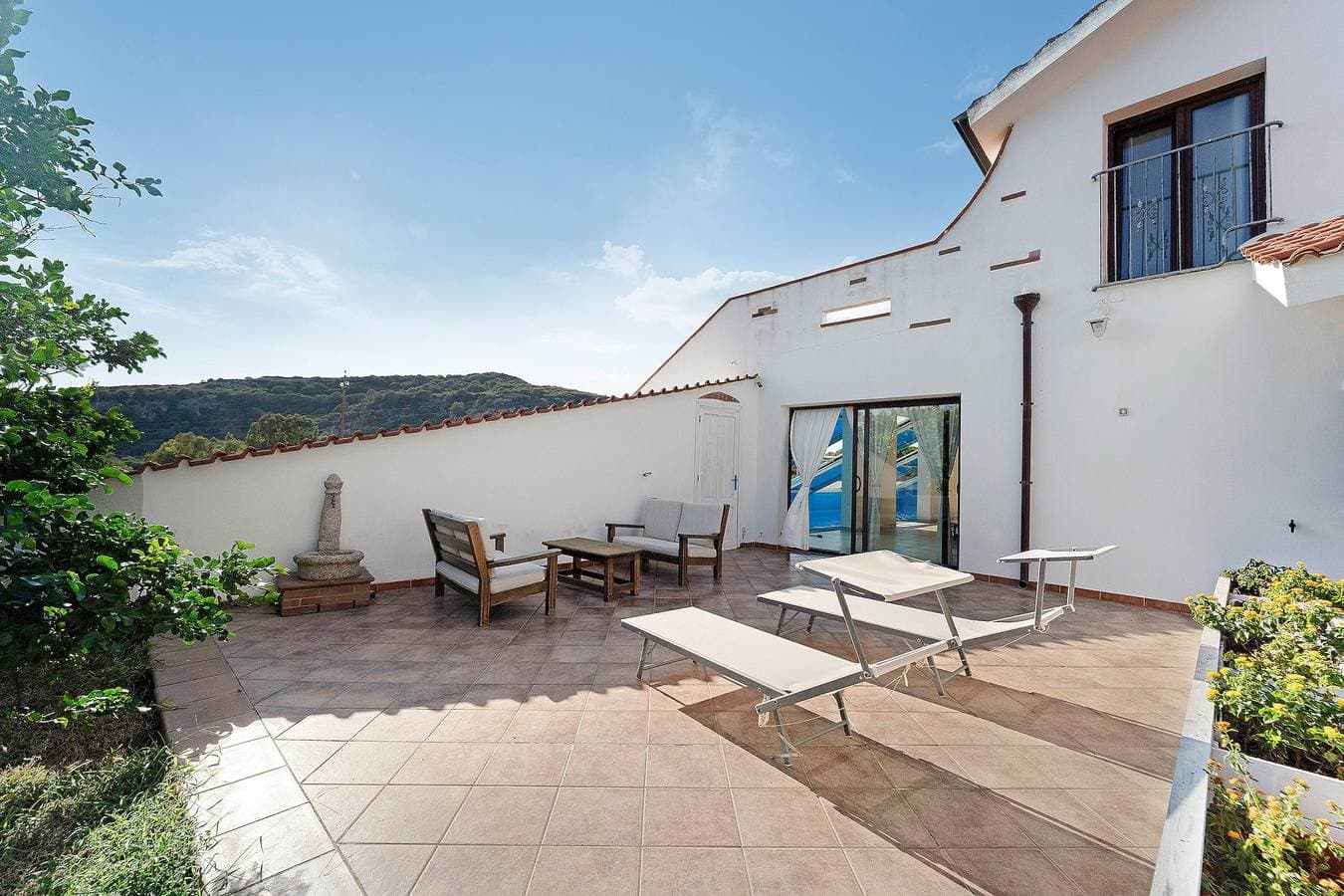 Foto 3 von 18: Villa Nuragica – Zimmer mit privatem Bad und Poolblick