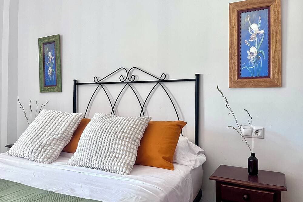 Foto 2 von 28: Country House with a Jacuzzi, Pool, and Spectacular Mountain Views