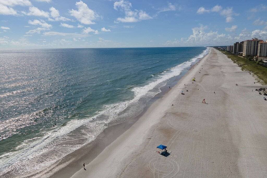 Foto 7 von 50: Wohnung mit Meerblick 1 Schlafzimmer | Weg zum Jacksonville Strand | Pool + Kingsuite