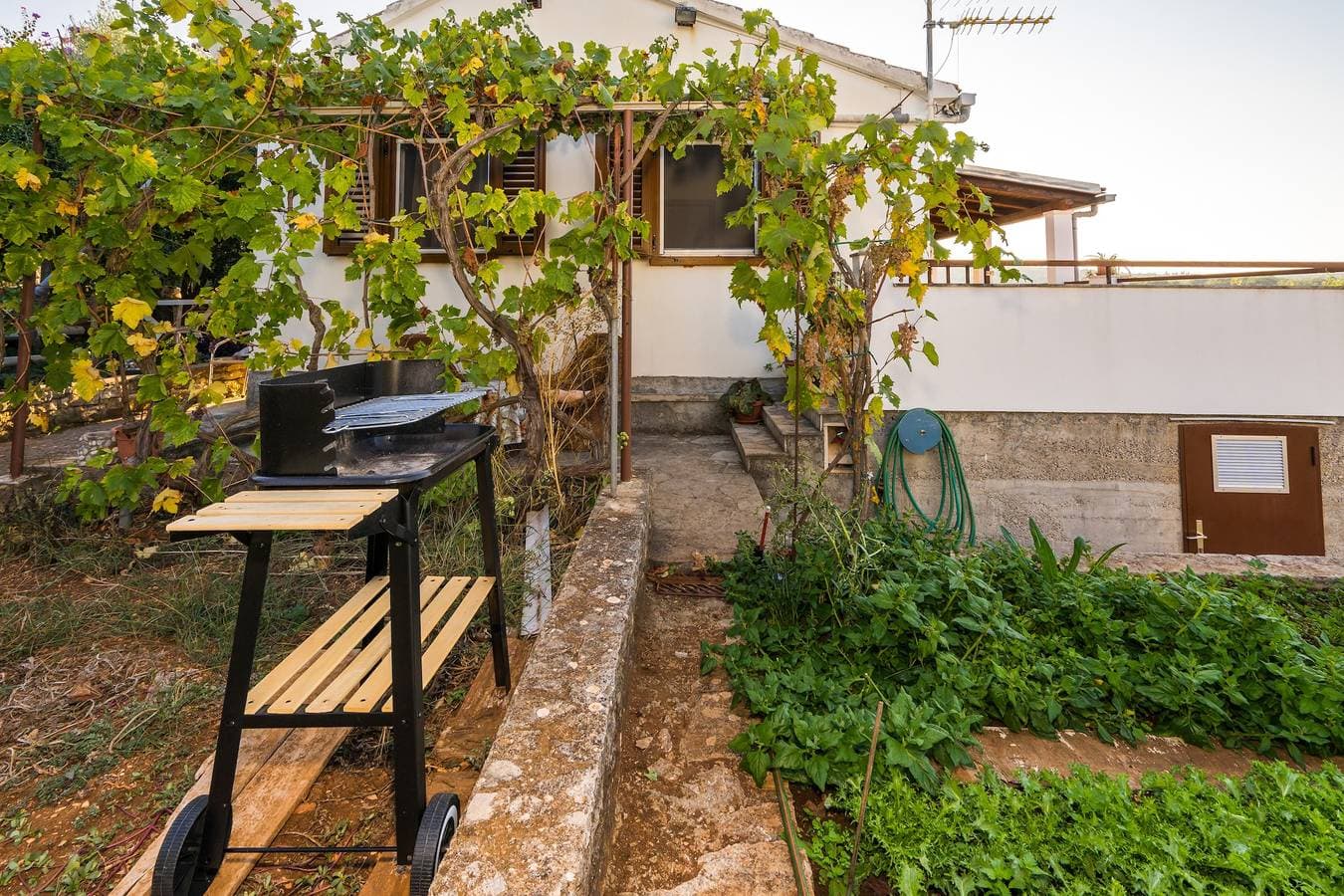 Foto 5 von 32: 2-Zimmer-Ferienwohnung mit Terrasse und Meerblick Necujam, Solta A-2090-a