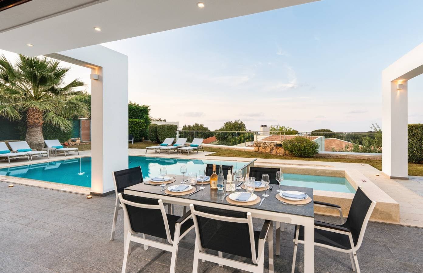 Foto 5 von 28: High-Spec Contemporary Villa with Garden, Jacuzzi and Walk-to-Tavernas Location