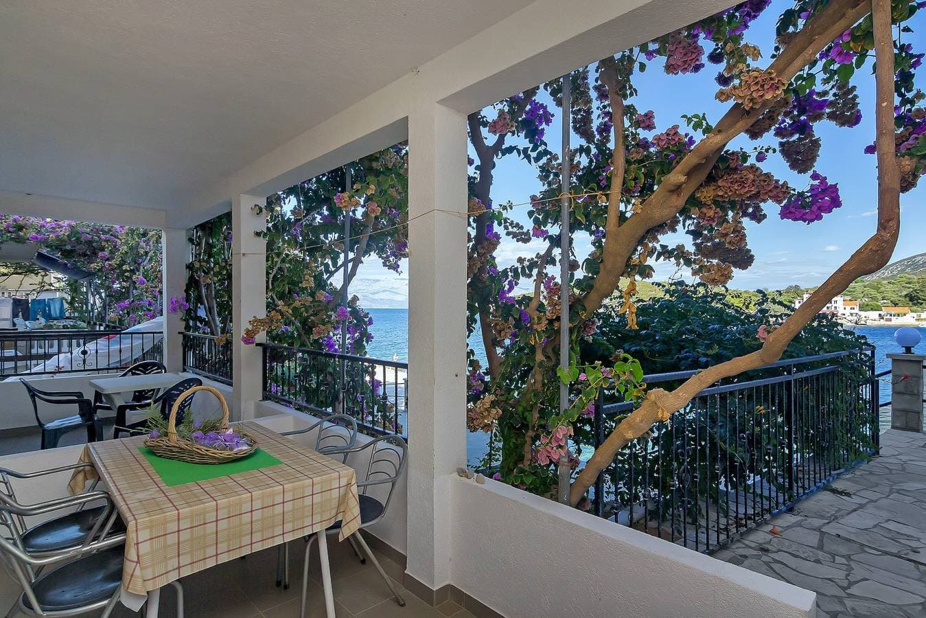 1-Zimmer-Ferienwohnung am Strand Bucht Pokrivenik, Hvar A-10419-b 1