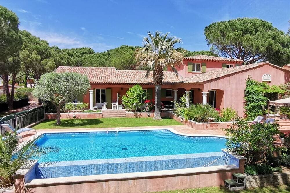 Schöne Apt. idealerweise in einer Villa im Kiefernwald in der Nähe von Meer. 1