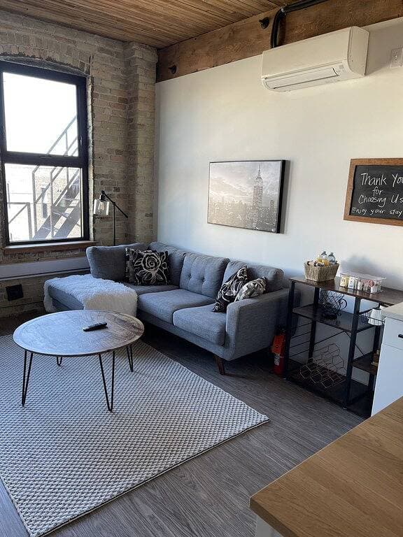 Foto 3 von 32: Free Parking Ny Style Condo in Exchange District
