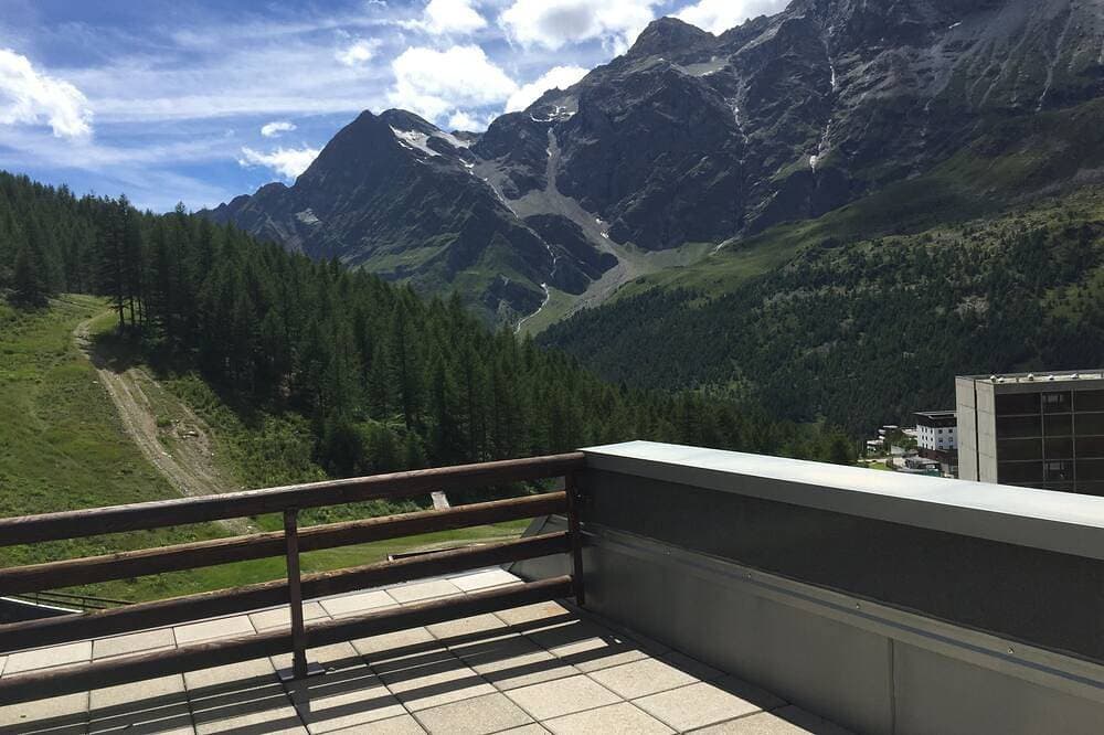 Foto 12 von 12: Panoramische Zwei-Zimmer-Wohnung mit Terrassen in Cervinia. Blick auf die Skipisten. WLAN inklusive.