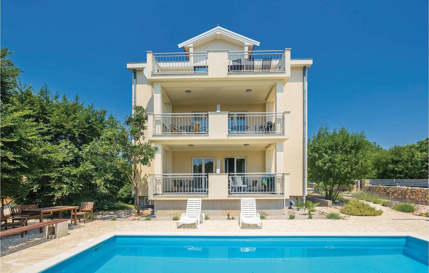 Foto 5 von 39: Gemütliche Ferienwohnung mit Terrasse und Pool, 1000 m vom Strand von Jert entfernt