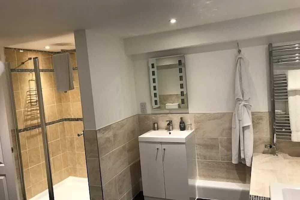 Foto 9 von 30: Suite-Ensuite-Blick auf den Hof-Seperate Bath and Shower