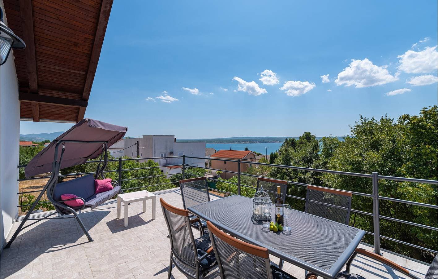 Foto 3 von 37: Ferienwohnung am Meer mit Terrasse, Küche und Parkplatz in der Nähe von Novigradsko Mehr