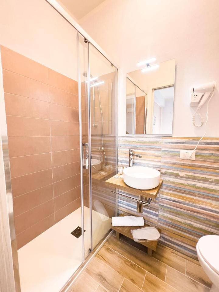 Foto 9 von 15: Twin Room with Private Bathroom