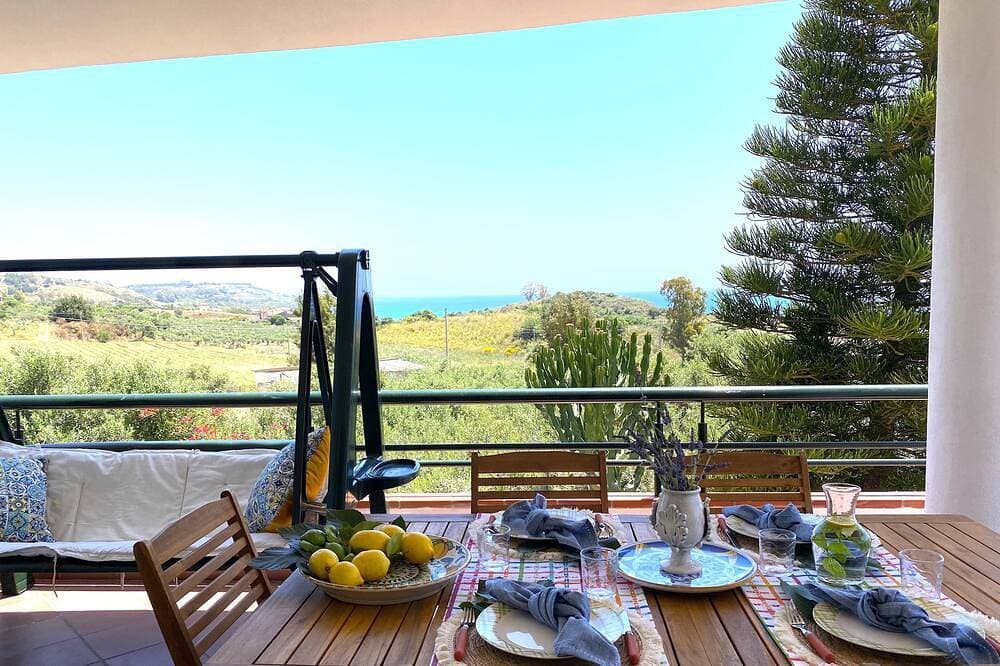 Holiday home with beautiful sea views, 3 minutes walk from the beach 1