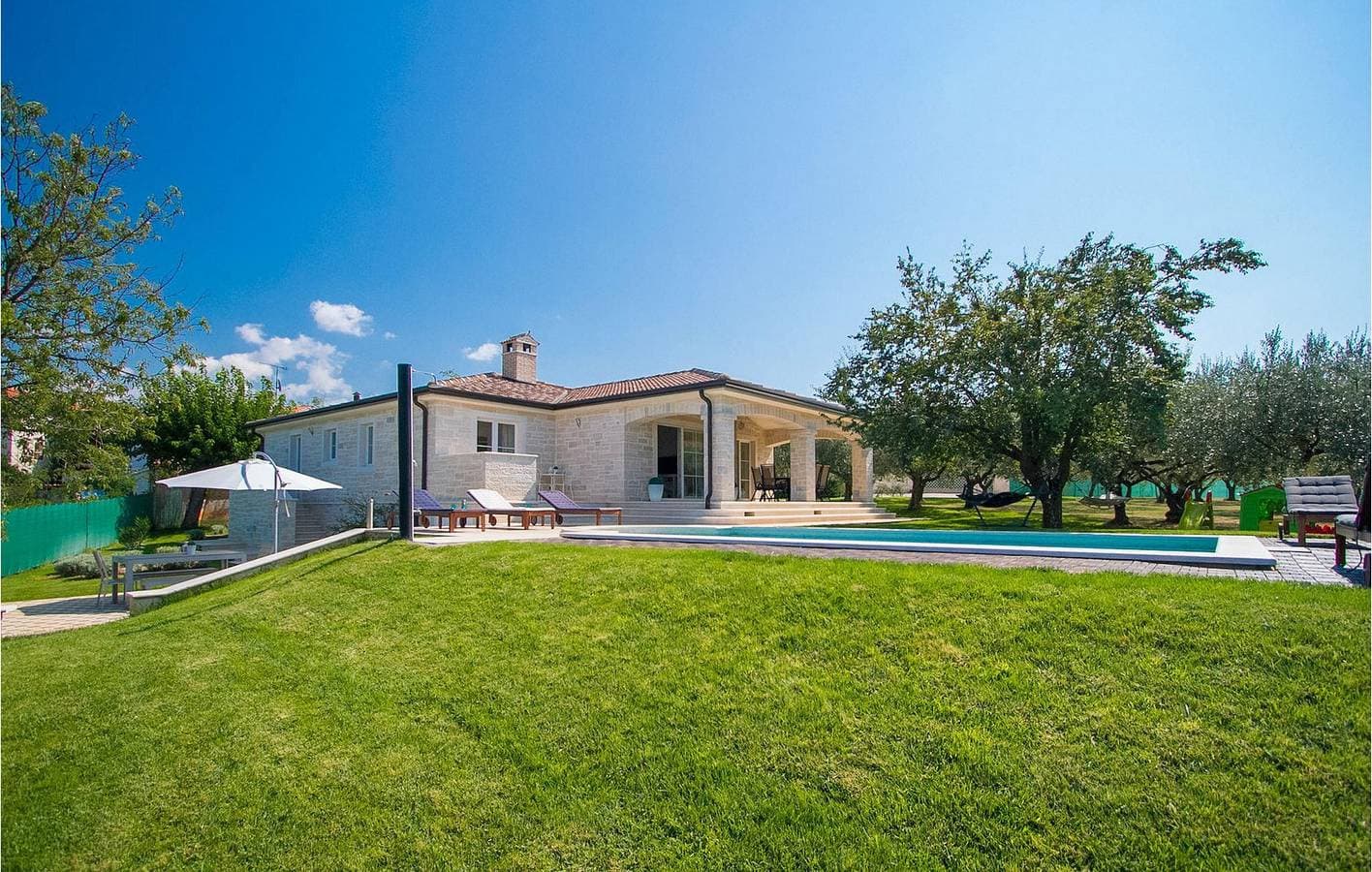 Modernes 2-Zimmer-Apartment mit Pool und WLAN in der Nähe der Pizzeria Capri 1