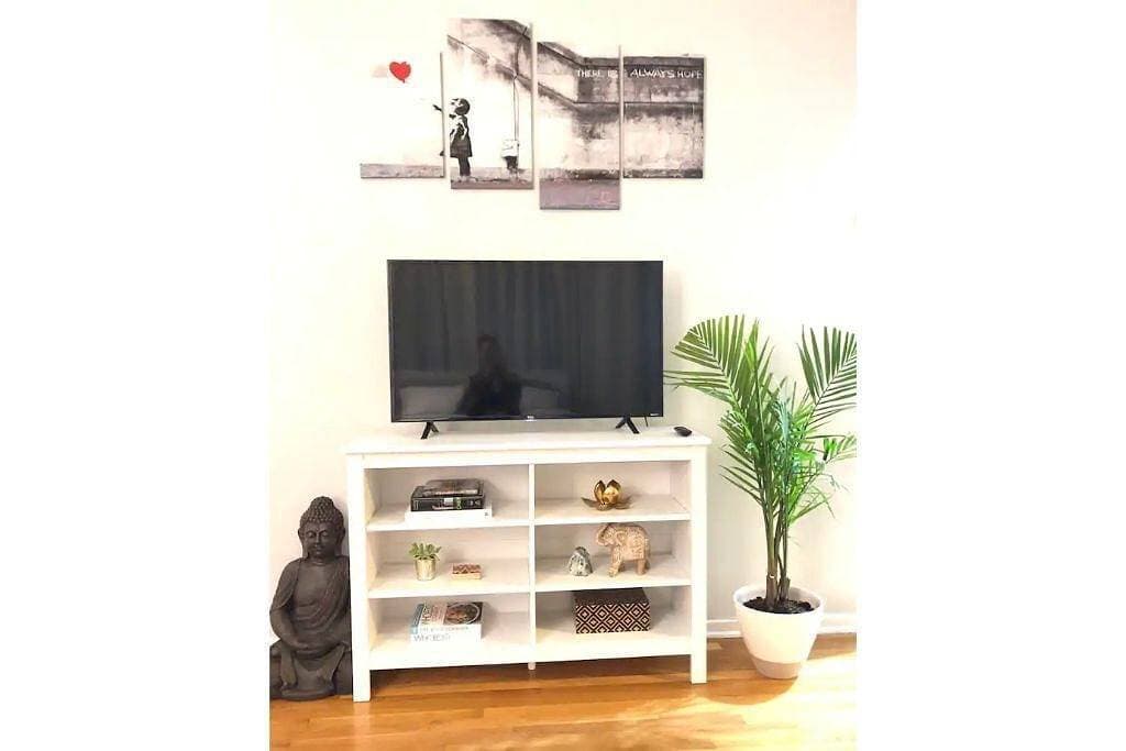 Foto 7 von 21: Modern Midtown Victorian Studio near Downtown!
