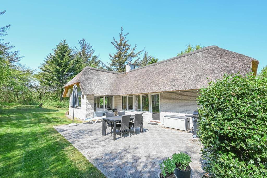 Gut geschützt liegendes Ferienhaus mit Reetdach und Sauna 1