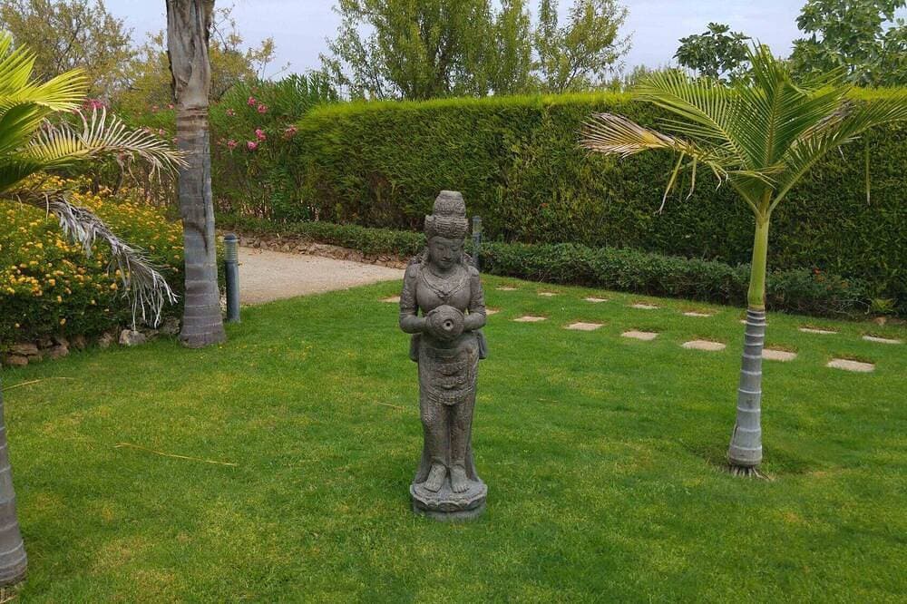 Foto 11 von 19: Bungalow with pool, gardens and lake.