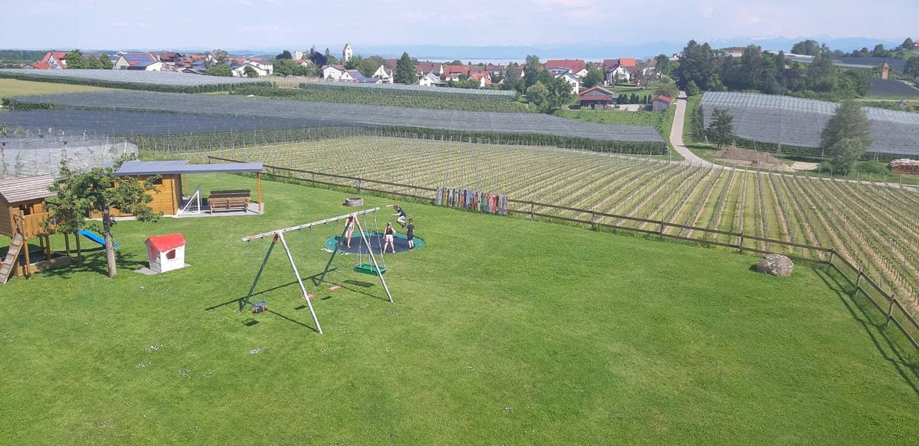 Foto 2 von 13: Ferienhof Raither - Ferienwohnung 3 mit Alpenblick und überdachter Terrasse