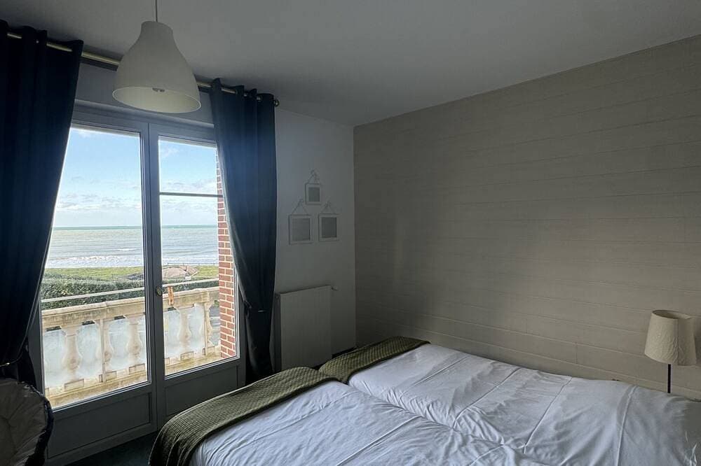 Foto 8 von 30: Villa-Superior-Ensuite mit Badewanne und Dusche-Meerblick
