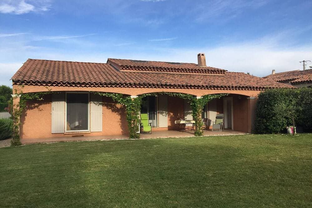 Geräumige Villa mit Gemeinschaftspool in Pierrevert neben dem Golf du Luberon. 1