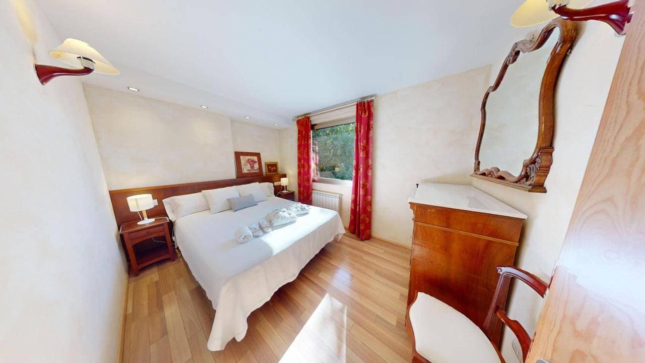 Foto 10 von 45: Two-Bedroom Apartment  with Balcony and Mountain View