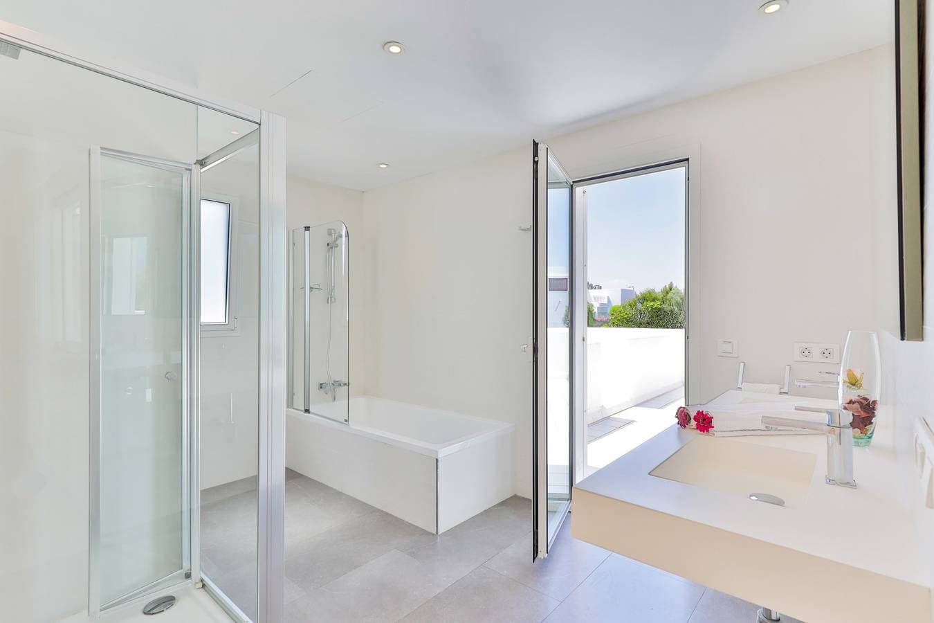 Foto 5 von 40: Deluxe Cala D'or Villa | Casa Morga | 4 Bedrooms | Distant Sea Views | Bright Interior