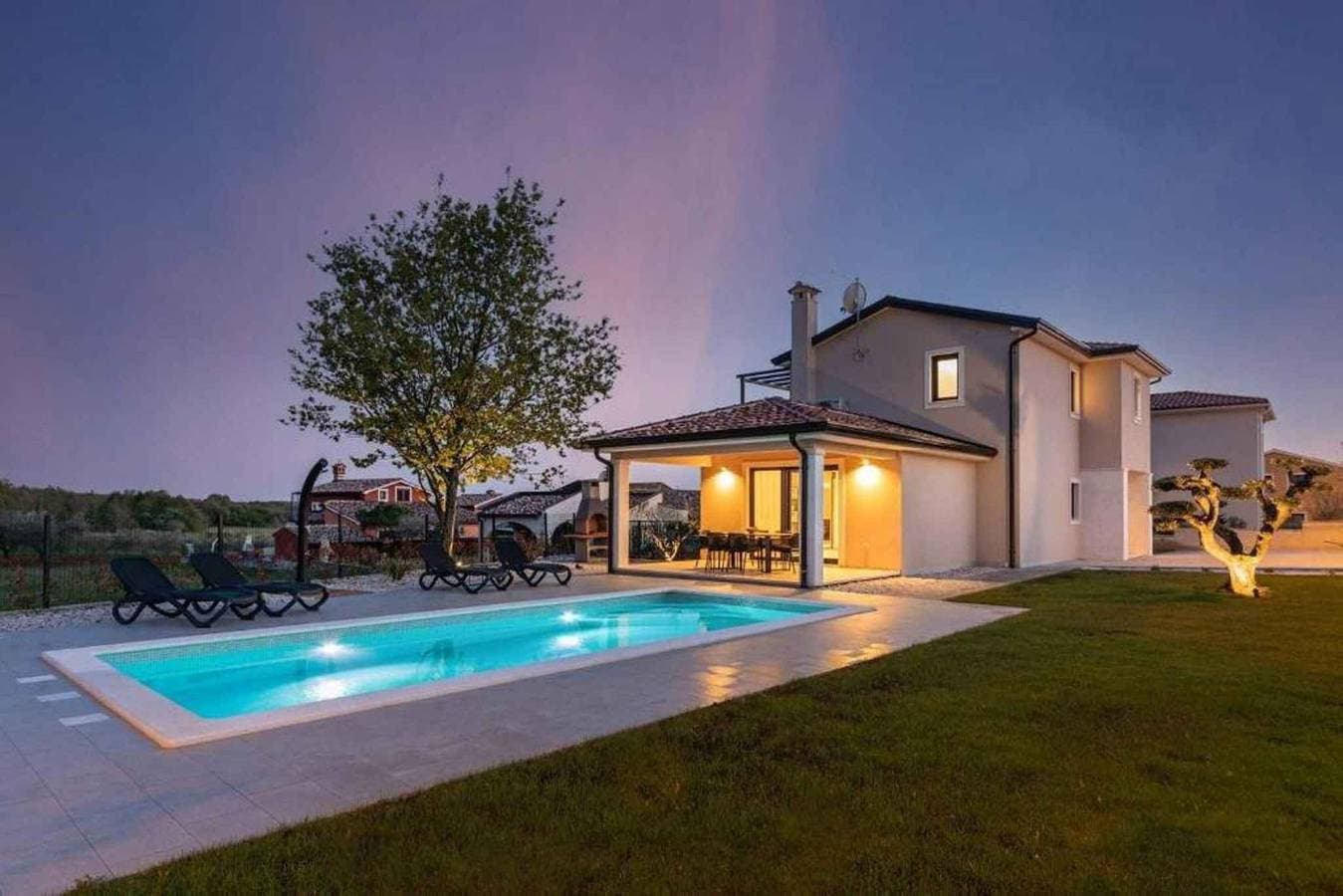 Ferienhaus mit Pool und schöner überdachter Terrasse 1