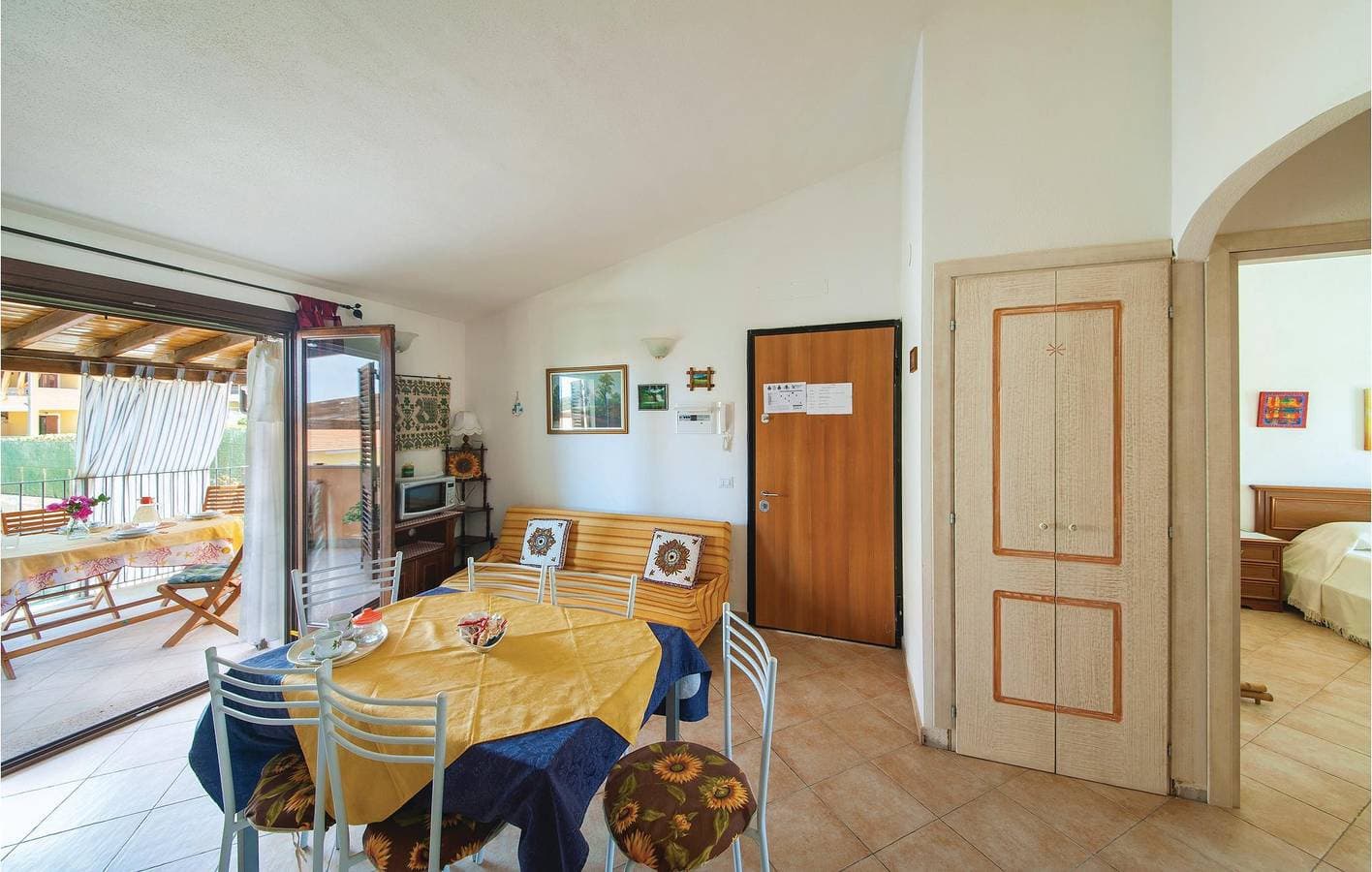 Foto 5 von 18: Gemütliche 1,5km Strand Wohnung: Terrasse, Küche, Kühlschrank