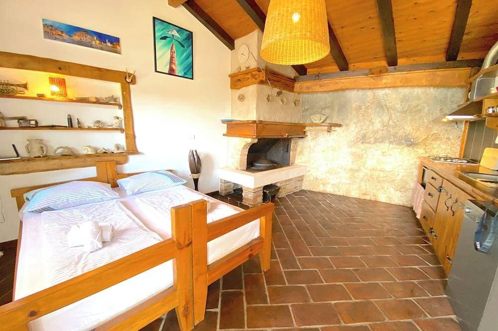Foto 2 von 16: House for two with a private terrace located directly on the beach, town Hvar