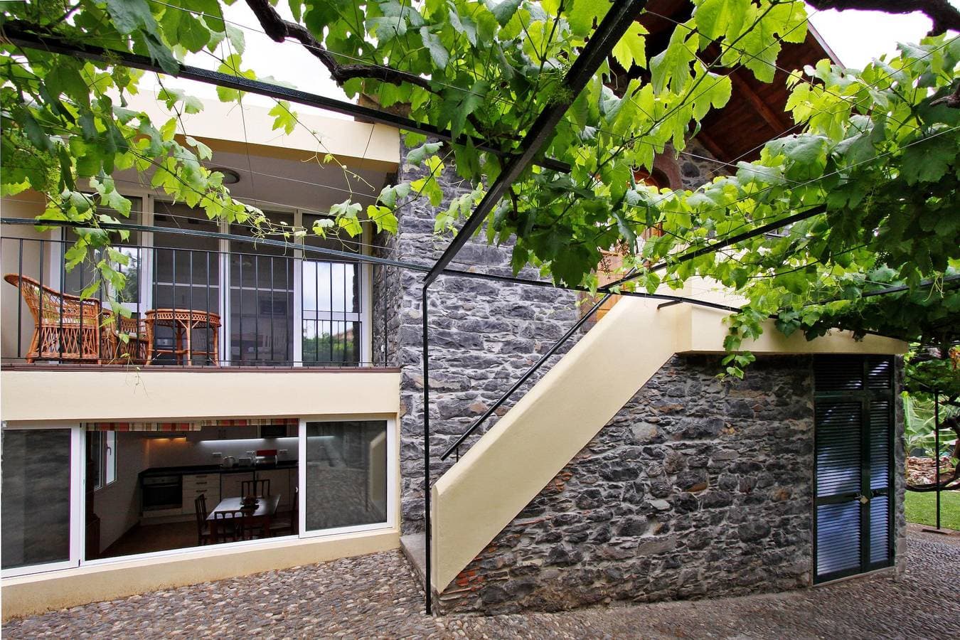 Foto 2 von 25: Charming stone cottage in Funchal | Casa Feitor